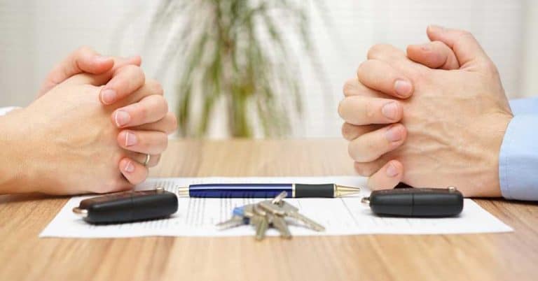 Se si dimostra che l'ex marito lavora in nero è possibile chiedere gli alimenti ai parenti?