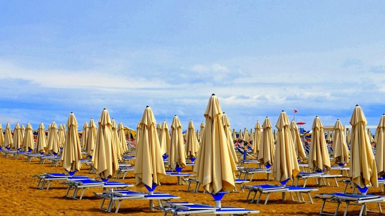 Se confermato nel testo definitivo, a giugno prossimo alberghi e stabilimenti balneari potranno considerarsi esonerati dal versamento dell’acconto IMU 2020