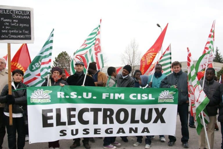 Il caso dell’Electrolux di Treviso mette in guardia i lavoratori che fanno gli straordinari: si rischiano batoste per il rimborso del bonus Renzi in busta paga