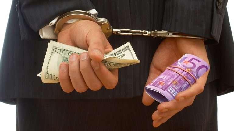 L'uso del contante potrebbe essere presto abolito nel nome della sicurezza. Ma è solo la foglia di fico per coprire i fallimenti plateali delle grandi banche centrali.