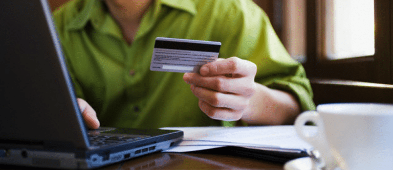 Che cosa acquistano gli italiani su internet? I settori e gli oggetti (anche strani) comprati nel 2017 sul colosso e-Bay.