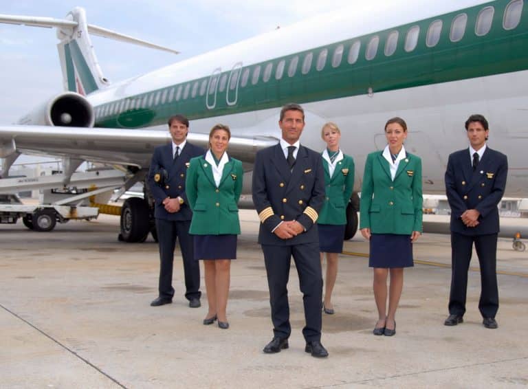 Alitalia avrebbe pagato il 50% di tasse in meno sulla retribuzione di piloti e hostess. Inviate 3.600 cartelle esattoriali per 40 milioni di euro.
