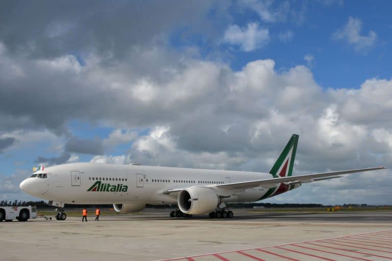 La famiglia Benetton "ricatta" il governo Conte su Alitalia: nessun salvataggio con la revoca della concessione per Autostrade. Intanto, il tempo scorre e lo stato dovrà sborsare altri 300-350 milioni per evitare il fallimento.