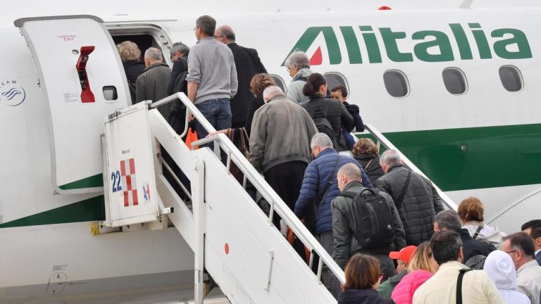 I conti di Alitalia peggiorano paurosamente, specie sul fronte della gestione industriale. I passeggeri calano e i contribuenti italiani vengono chiamati a pagare l'ennesimo "buco" di bilancio.