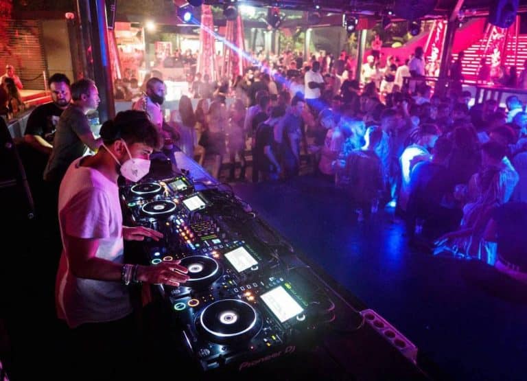 Contagi in aumento in tutta Europa, ma in Italia si sta dando vita a una campagna allarmistica che di certo non fa bene all'economia. A che pro?