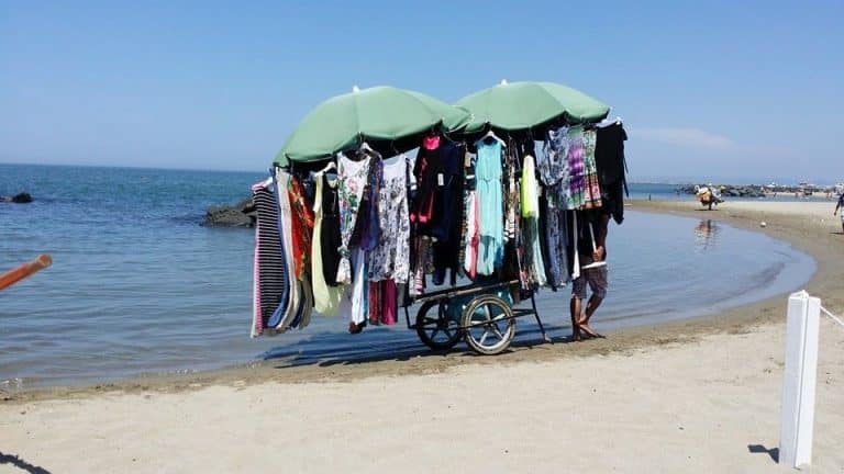 Non solo i venditori ambulanti ma anche chi compra da loro, in spiaggia o per strada, rischia multe. Ed è bene prestare attenzione perché l’importo arriva a 7 mila euro.