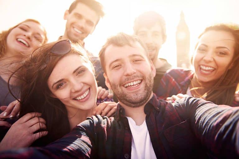 Lavoro, la piattaforma Real Appeal aiuta a noleggiare amici in affiato per rilanciare l'immagine sui social network, il costo è di 32 euro l'ora.