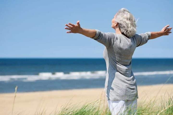 Ricevere una pensione prima o prendere una pensione più alta, ecco la guida alla scelta migliore per le lavoratrici del sistema contributivo.