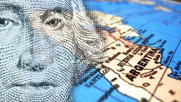 L’Argentina studia col FMI l’allungamento delle scadenze di metà del debito pubblico. La delicata operazione, per evitare il default, interesserà investitori in bond locali e internazionali.