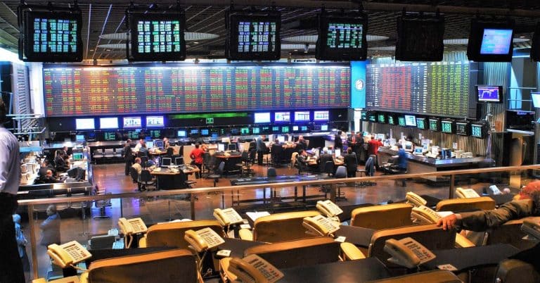 Cambio tra pesos e dollari crollato anche nella seduta di ieri e le obbligazioni di stato sono letteralmente precipitate. Migliaia di argentini stanno correndo a comprare oro e Bitcoin.