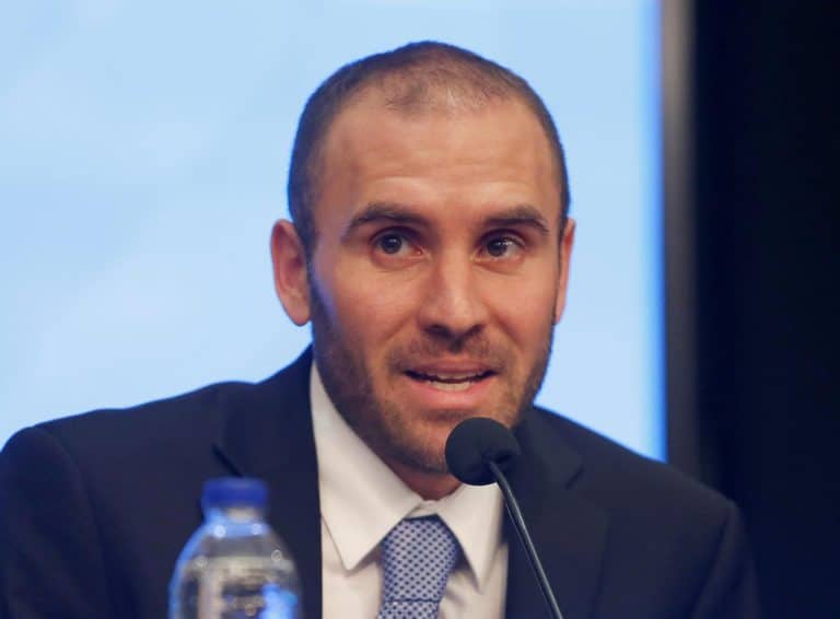 Rinviato il pagamento di un'obbligazione in pesos in Argentina, così da sfoltire le scadenze imminenti. Duro colpo per il negoziato con i creditori esteri, essendo stata una decisione unilaterale.