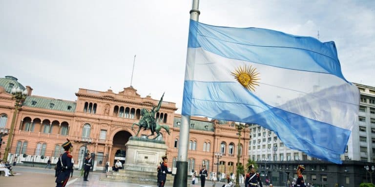 Sui bond emessi dalla provincia di Buenos Aires e maturati domenica scorsa scade oggi l'ultimatum del governatore per gli obbligazionisti, teso a ottenere l'avallo a un rinvio dei pagamenti. Apprensione tra i creditori internazionali.