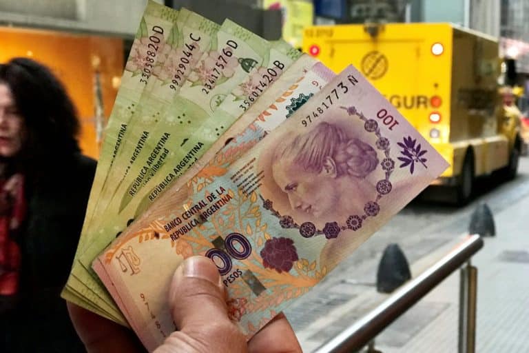 A nono default ufficialmente scattato, milioni di argentini cercano una via di fuga dai pesos e dalle stesse banche e corrono al mercato nero a comprare dollari.