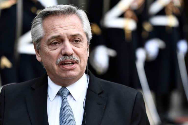 Rinviati i pagamenti per 10 miliardi delle obbligazioni in dollari emesse sotto la legge argentina. Il presidente Alberto Fernandez avvia il terzo default di Buenos Aires da inizio millennio.