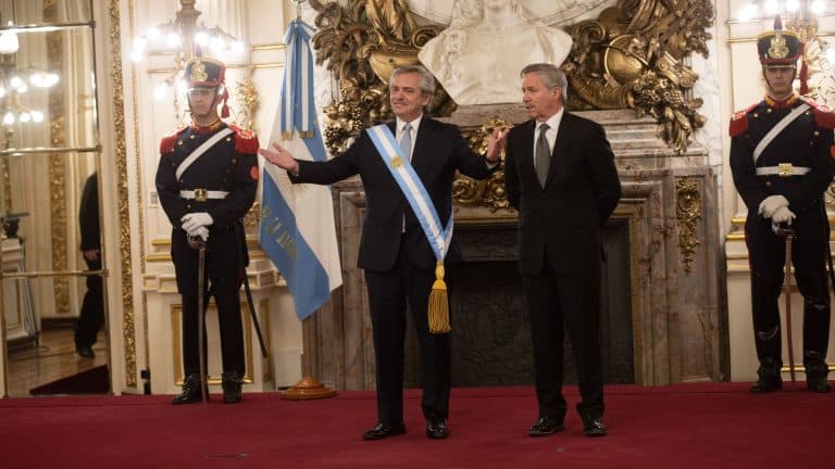 Crisi argentina senza fine. Il presidente peronista Alberto Fernandez approva misure demenziali contro la crisi economica e spegne ogni speranza di normalità per un paese che da decenni non vede la luce in fondo al tunnel.