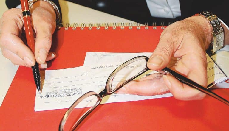 Bocciata la sanatoria per gli assegni senza clausola di non trasferibilità: è davvero una brutta notizia che non sia passato lo sconto sulle multe? Ecco cosa vogliono le vittime di questa vicenda grottesca.