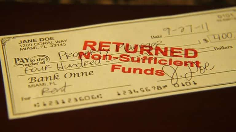 L'emissione di un assegno scoperto non comporta più un reato, ma comporta una sanzione amministrativa.