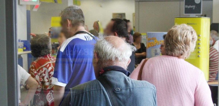 Quadruplicate le richieste di assegni sociali nel 2020. In forte aumento in Italia le persone senza tutele contributive e in stato di bisogno.