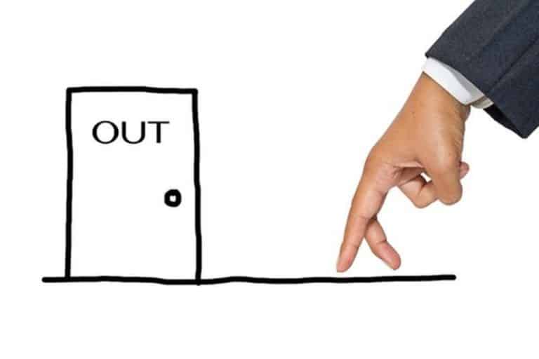 Assenza giustificata da lavoro: quali sono i motivi familiari e gli imprevisti a casa che possono evitare il licenziamento per giusta causa.