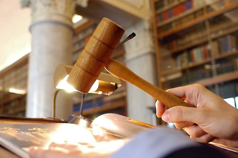 Come va presentata la busta dell'offerta nell'asta immobiliare senza incanto?