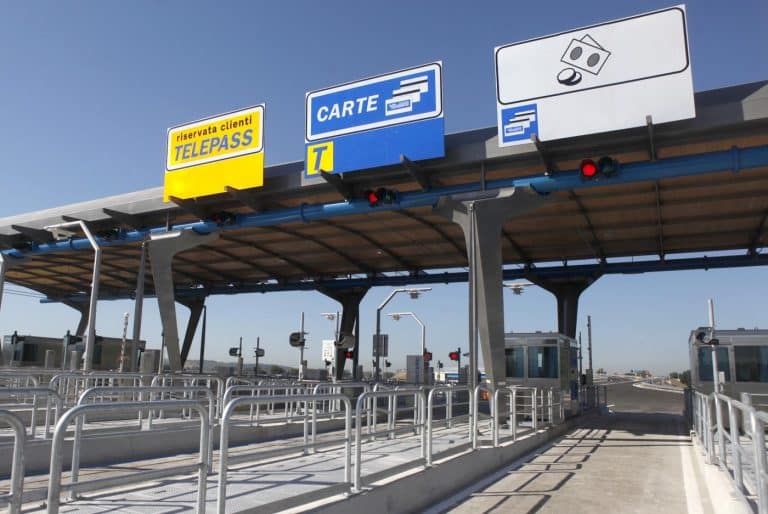 La minaccia di revoca delle concessioni autostradali si lega al mancato salvataggio di Alitalia da parte della famiglia Benetton. E anche le altre crisi aziendali confermano che lo stato in Italia mette in fuga gli investitori.