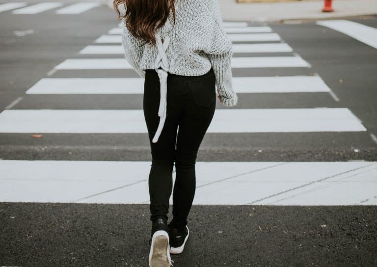 L'attraversamento pedonale in maniera obliqua è vietato, così come fermarsi a parlare sui marciapiedi. Ecco cosa si rischia.