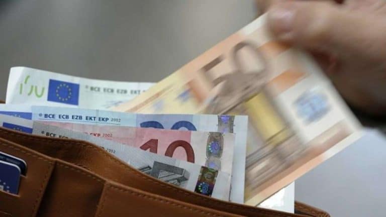 Il governo per incentivare la scelta della fatturazione elettronica offre premi a chi la usa: semplificazioni e rimborsi.