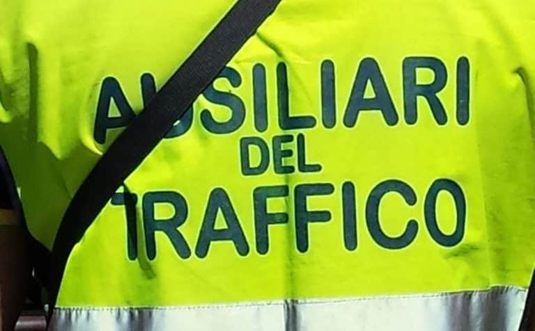 Multe per divieto di sosta: aumentano i poteri degli ausiliari del traffico. Potranno fare multe anche fuori dalle strisce blu.