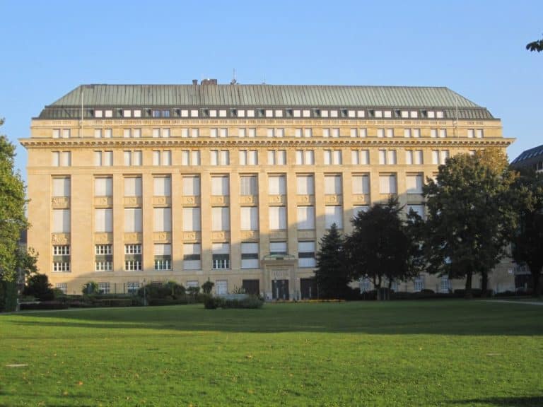 Le obbligazioni sovrane austriache a 100 anni continuano a regalare grosse soddisfazioni ai possessori, con guadagni stellari anche nelle ultime settimane. Vediamo i rischi nell'acquistarle.