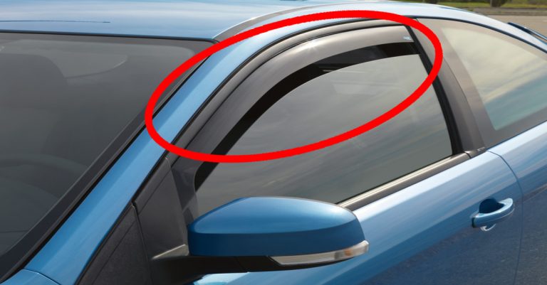 Chi lascia l’auto parcheggiata col finestrino aperto rischia multe fino a 173 euro. Perché questo comportamento è sanzionato dalla legge.