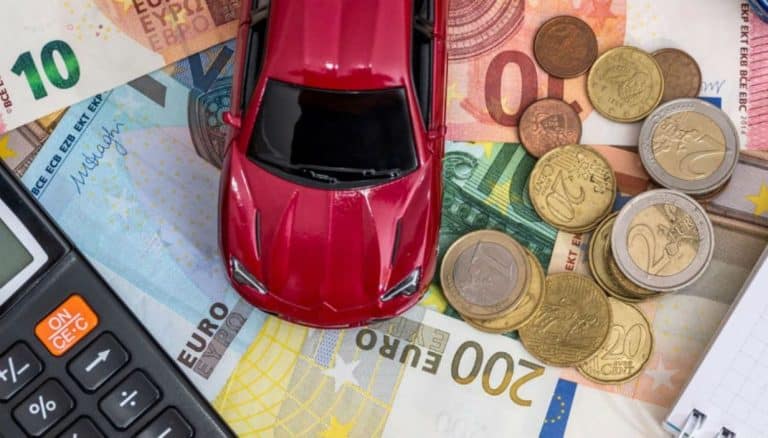Mantenere l'auto con il reddito di cittadinanza: quali spese si possono pagare con la card? Benzina, bollo e assicurazione auto: facciamo chiarezza.