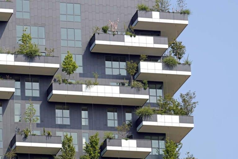 Le spese per le opere di ristrutturazione dei balconi condominiali spettano ai proprietari. Vi sono però delle eccezioni che è bene conoscere.