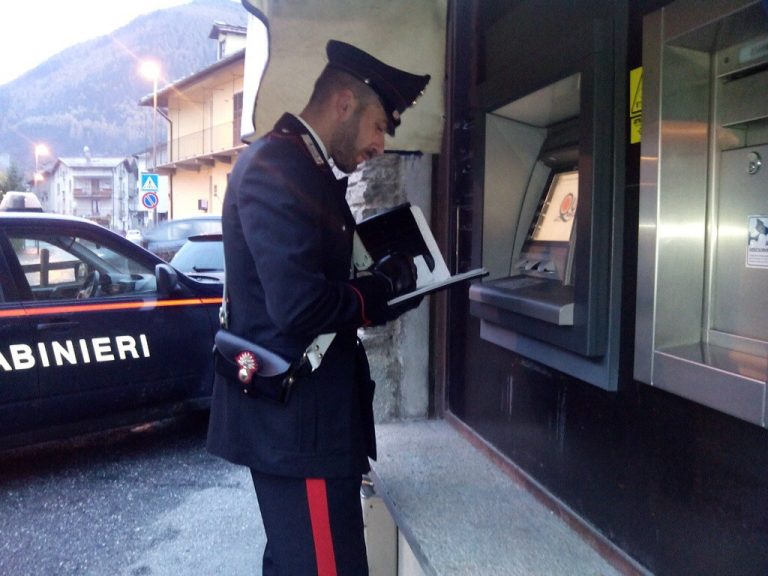 Come si manomettono i bancomat con la truffa della forchetta? Ecco cosa controllare al momento del prelievo