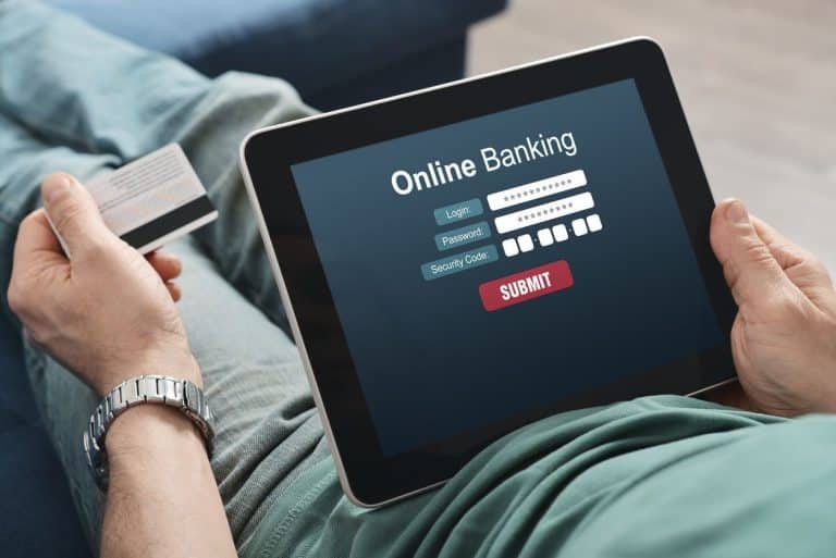 La pandemia ha accelerato la transizione verso l’internet banking. Banche fisiche destinate a scomparire in pochi anni.