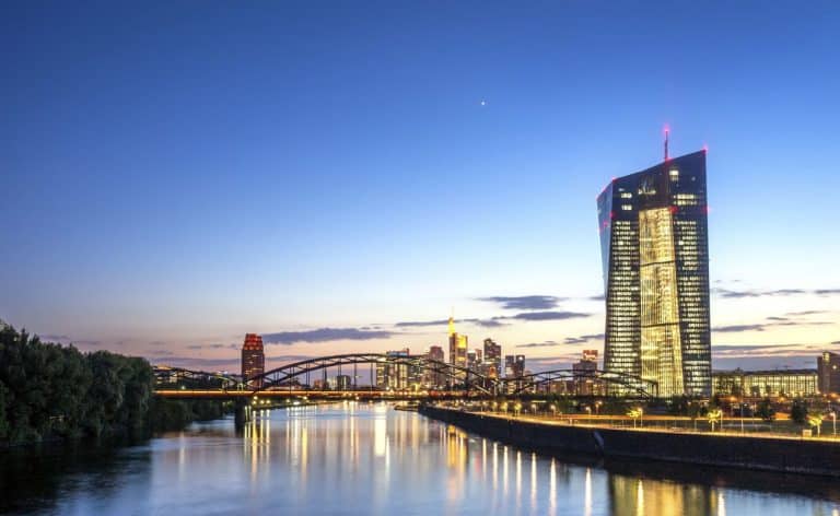 Taglio dei tassi e potenziamento del "quantitative easing" per ravvivare l'economia dell'Eurozona. Ma alla BCE non resta che prepararsi a comprare nuovi assets, malgrado le forti resistenze interne.