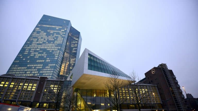 Non c'è solo il "super QE" a contenere lo spread. La BCE dispone di un'arma potente da attivare nel caso di emergenza, ma per l'Italia sarebbe un salvataggio con implicazioni drammatiche.