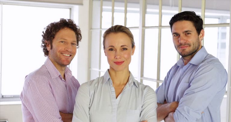 Bellezza e lavoro vanno d'accordo. Lo dice uno studio americano, che dimostra come i più belli tra gli uomini e le donne arrivano più facilmente in alto. Vediamo perché.