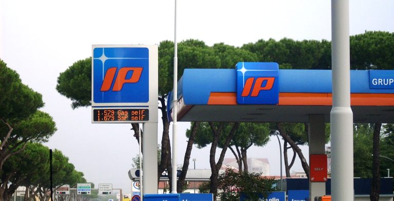 Prosegue il ribasso dei prezzi di benzina e diesel sulla scorta del calo delle quotazioni dei prodotti petroliferi