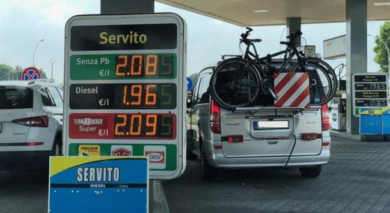 Prezzi benzina e diesel scendono ma l'Italia è uno dei paesi dove fare il pieno costa ancora troppo.
