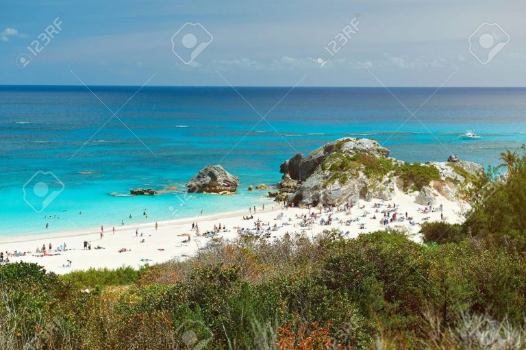 Le Isole Bermuda sono una meta dei capitali finanziari di tutto il mondo e si mostrano poco indebitate, oltre che molto ricche. Vediamo quattro titoli su cui puntare.