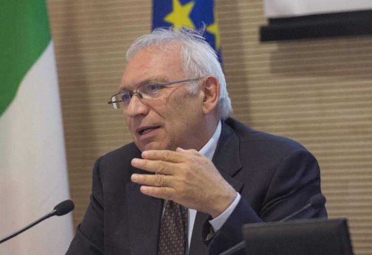 Il ministro Bianchi intende prorogare al 30 giugno il calendario scolastico. Previsto anche il rientro a scuola il 6 settembre.