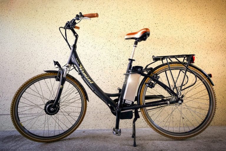Sempre più in giro si vedono persone montare su biciclette elettriche con pedalata assistita. Vediamo se e quando si può detrarre la spesa