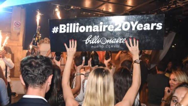 L'imprenditore è da tempo oggetto di "attenzioni" particolari della stampa per le sue posizioni non ortodosse in tema di economia e rapporti con il governo. Ha dovuto chiudere in anticipo la stagione in Sardegna.