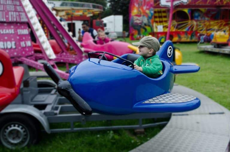 Viaggiare con i bambini in aereo: a che tipo di bagaglio hanno diritto e quando viaggiano gratis?