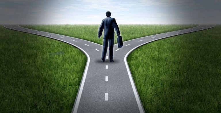 Trovare lavoro nel 2018: come scegliere tra due offerte che sembrano uguali. Non conta solo lo stipendio.