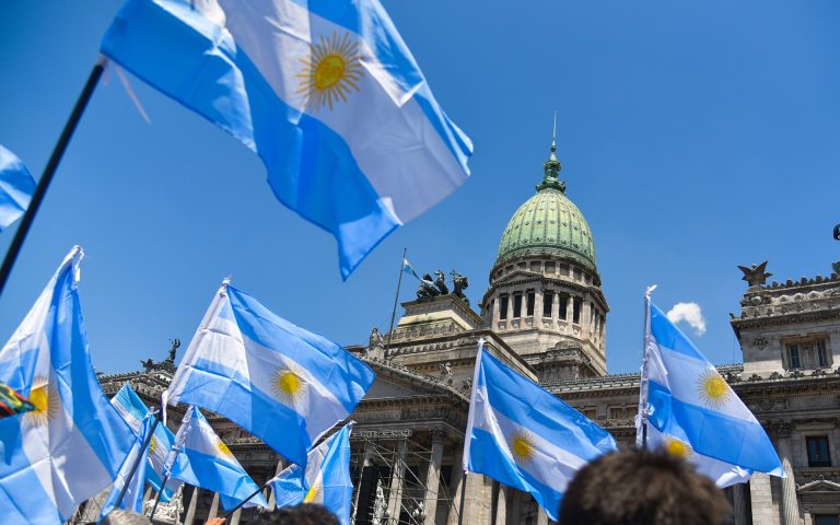 Le obbligazioni di stato argentine o "Tango bond" crollano dopo i risultati delle elezioni primarie. Il titolo a 100 anni collassa del 20%, quello con scadenza 2027 di oltre il 25%. Il rischio default scontato esplode al 72% entro 5 anni.