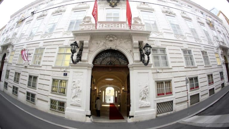 L'Austria ha appena emesso un secondo titolo a 100 anni, primo stato al mondo a possedere due scadenze così lunghe. Ecco la differenza tra le due obbligazioni sovrane.