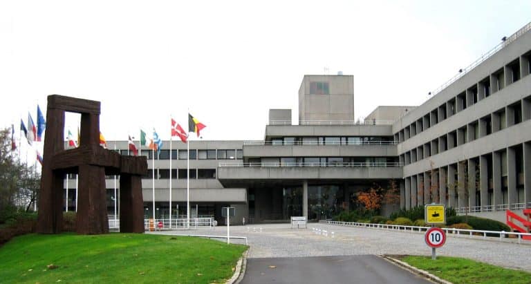 Obbligazioni sovranazionali in rubli russi, rischio di credito nullo, ma resta elevato quello di cambio. Ecco nel dettaglio una breve analisi del titolo emesso dalla Banca Europea per gli Investimenti e scadenza febbraio 2022.