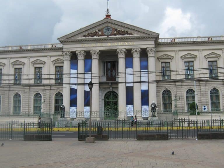 Maxi-cedole e rendimenti stellari per il debito sovrano di El Salvador emesso in dollari USA. Ma i rischi sono altrettanto elevati.