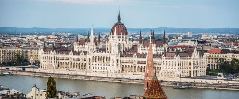 Budapest sta aumentando le emissioni di debito pubblico per affrontare l'emergenza Covid. I rendimenti dei bond restano bassi, vediamo perché.